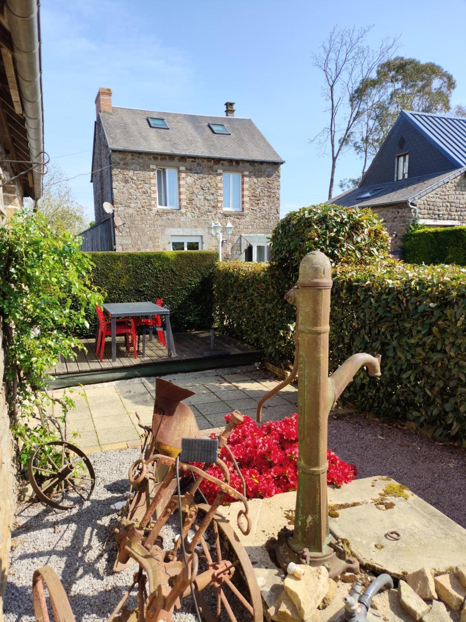 Le Jardin B&B Isigny-le-Buat エクステリア 写真