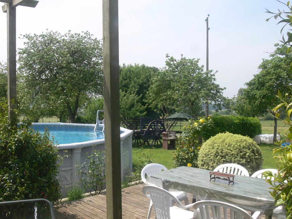 Le Jardin B&B Isigny-le-Buat エクステリア 写真