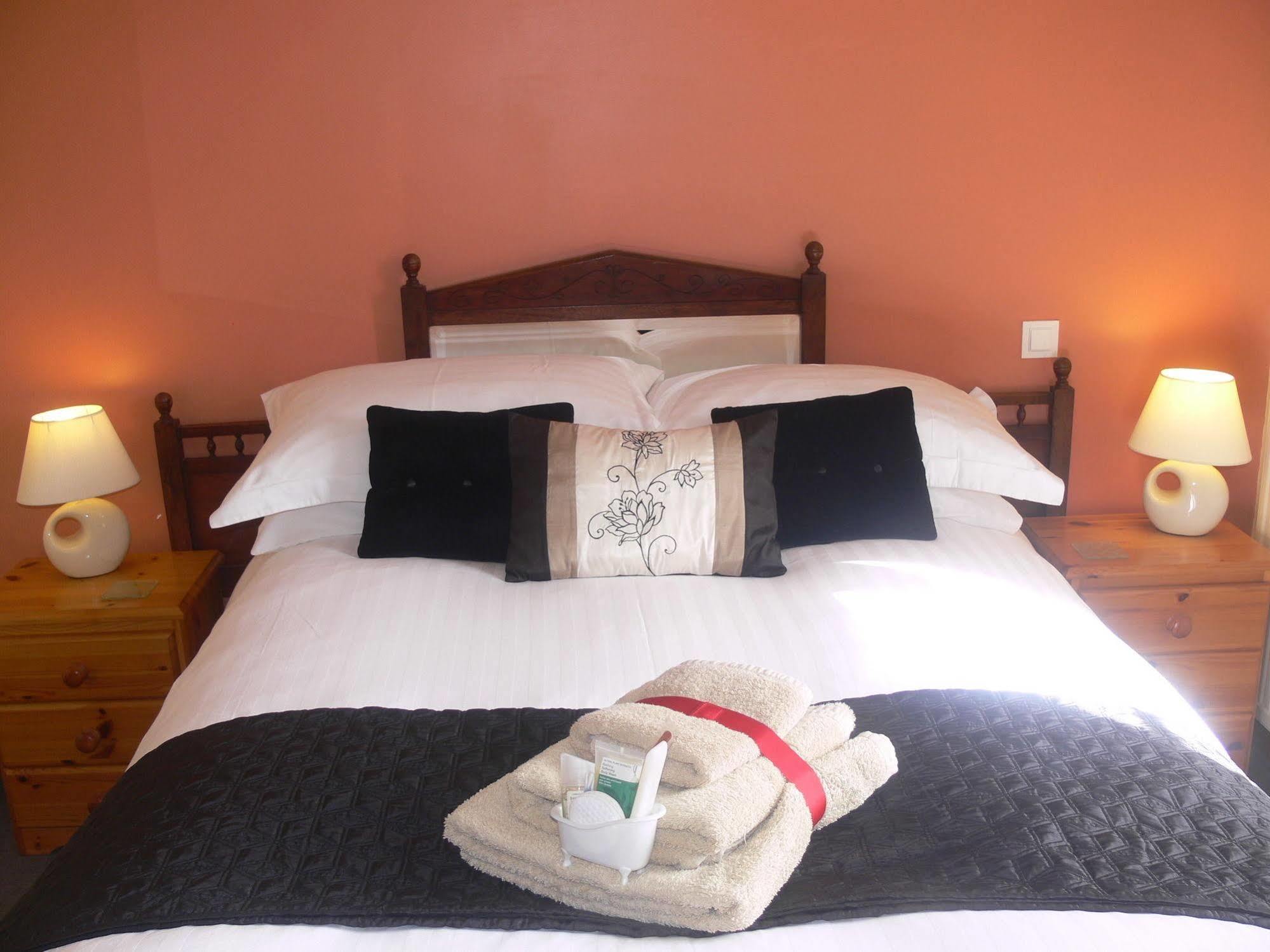 Le Jardin B&B Isigny-le-Buat エクステリア 写真