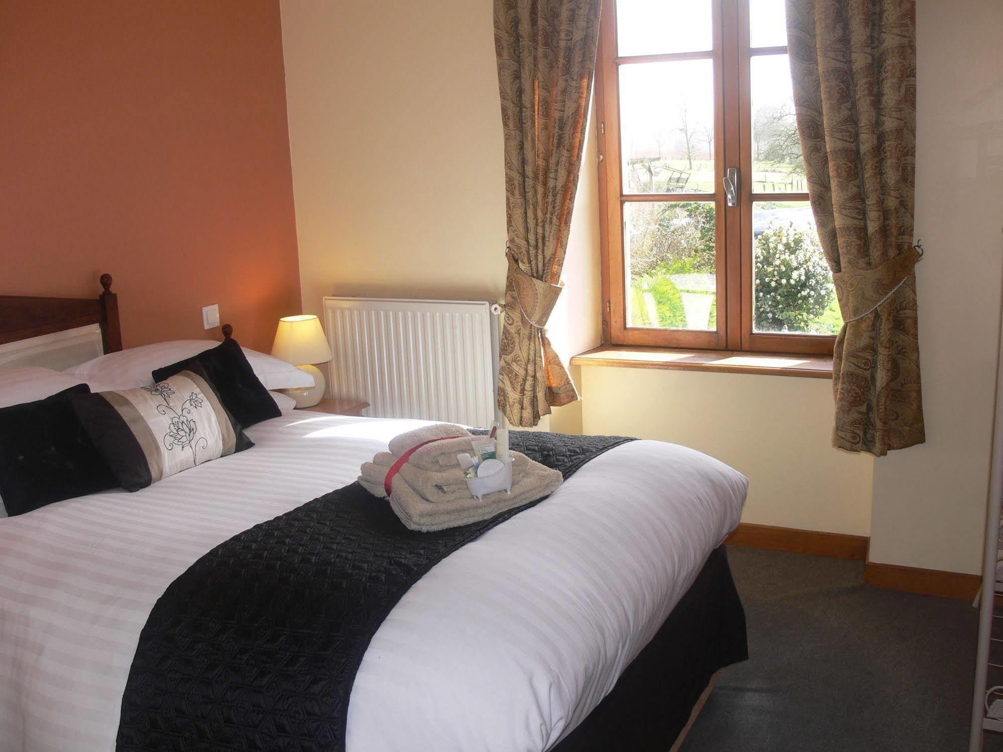 Le Jardin B&B Isigny-le-Buat エクステリア 写真