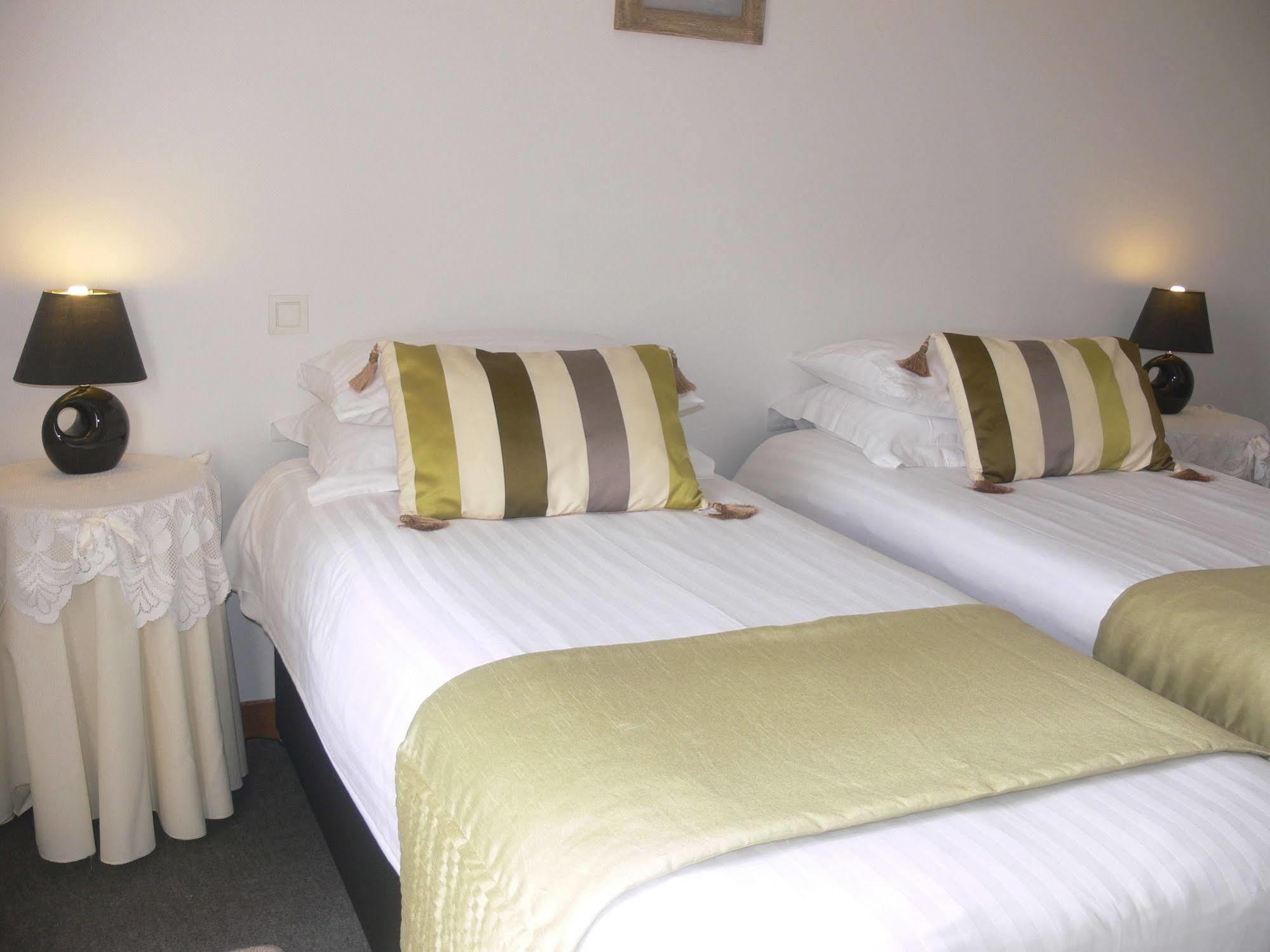 Le Jardin B&B Isigny-le-Buat エクステリア 写真