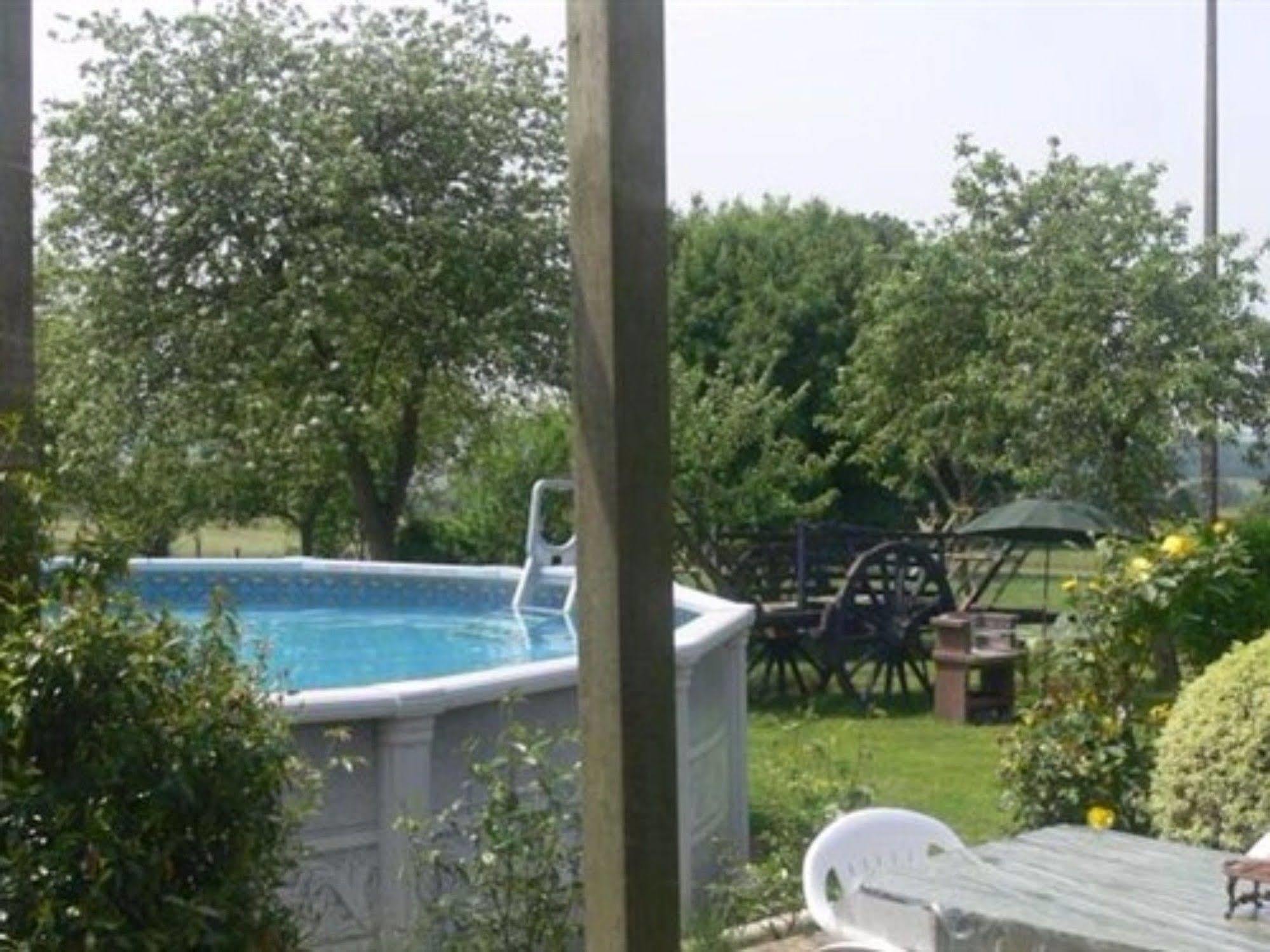 Le Jardin B&B Isigny-le-Buat エクステリア 写真