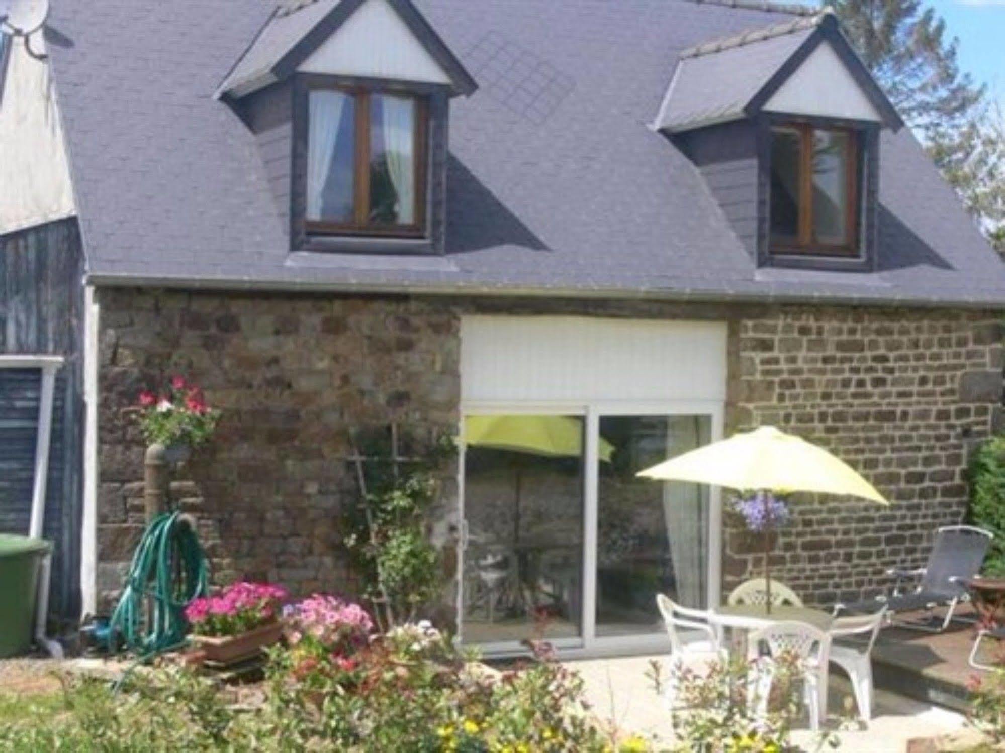 Le Jardin B&B Isigny-le-Buat エクステリア 写真